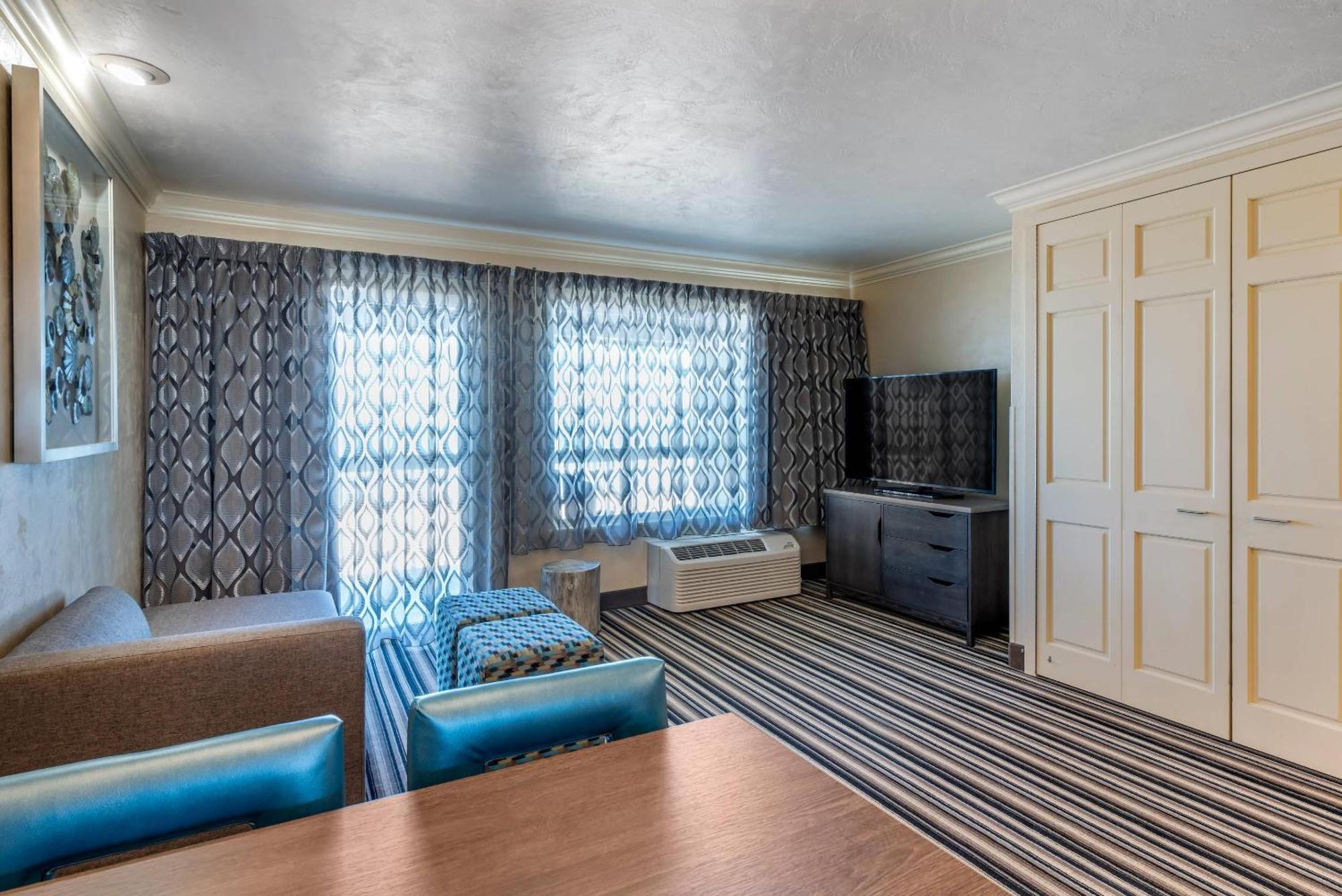 Efficiency Suite One King One Queen Beds Non Smoking